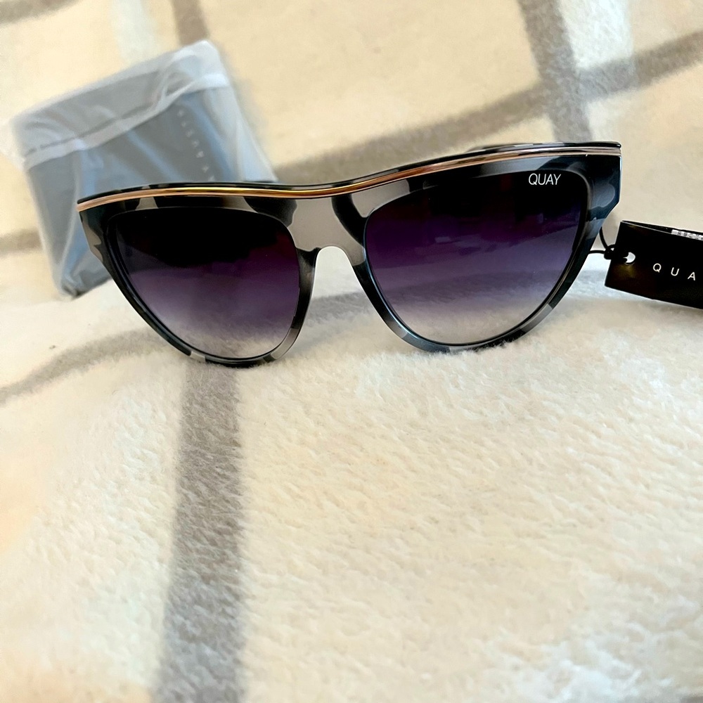 NWT Quay Flight Risk sunglasses with case